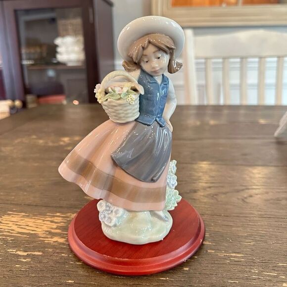 Lladro "Sweet Scent" #5221 Girl with Flower Basket Porcelain Figurine Daisa 1983 - Picture 1 of 8